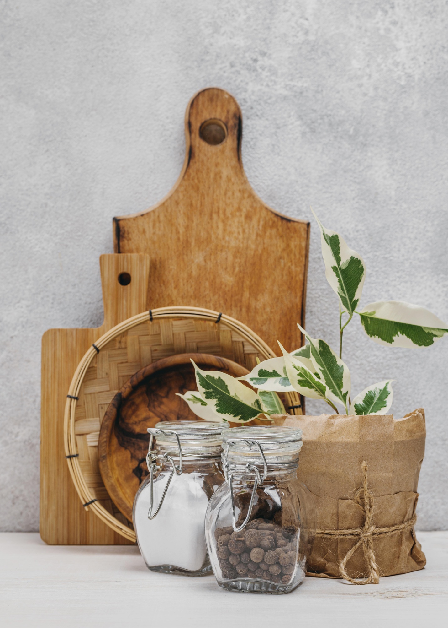 Cucina domestica luminosa con attrezzatura in legno