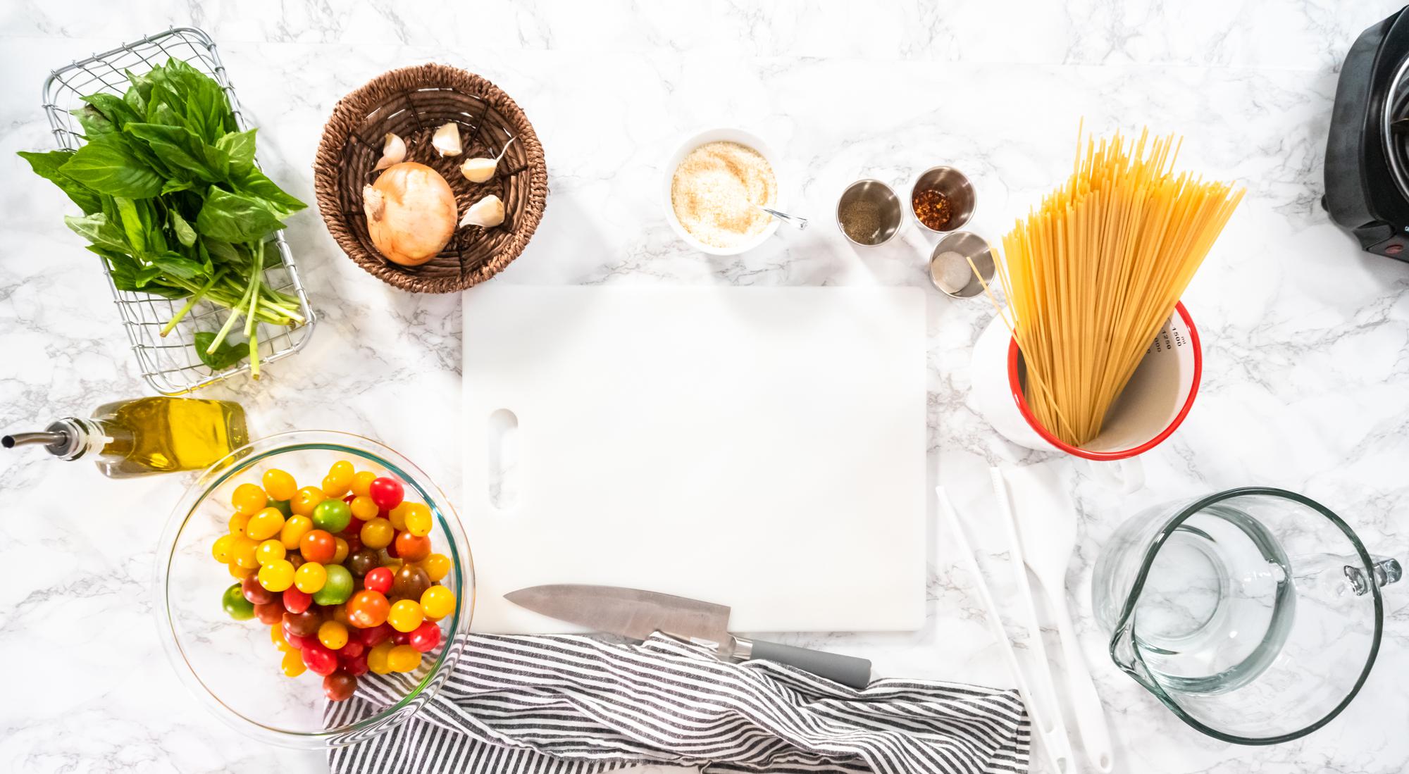 Tavolo da cucina con ingredienti freschi