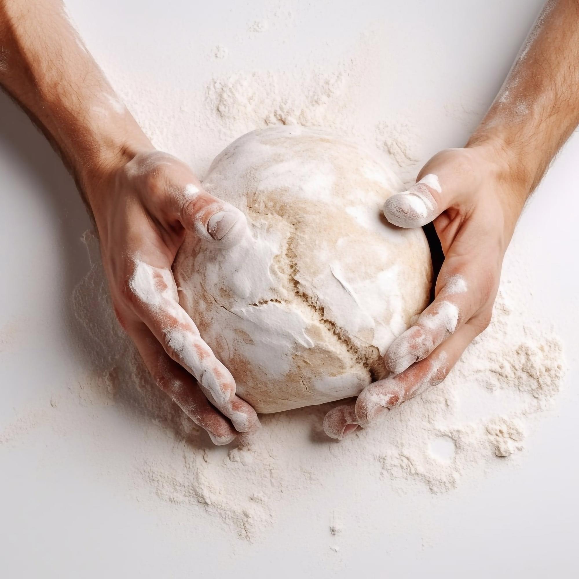 Chef che impasta una pagnotta artigianale